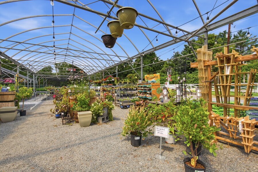 Selling by the yard: bulk soil, mulch, and seasonal pricing at the garden center